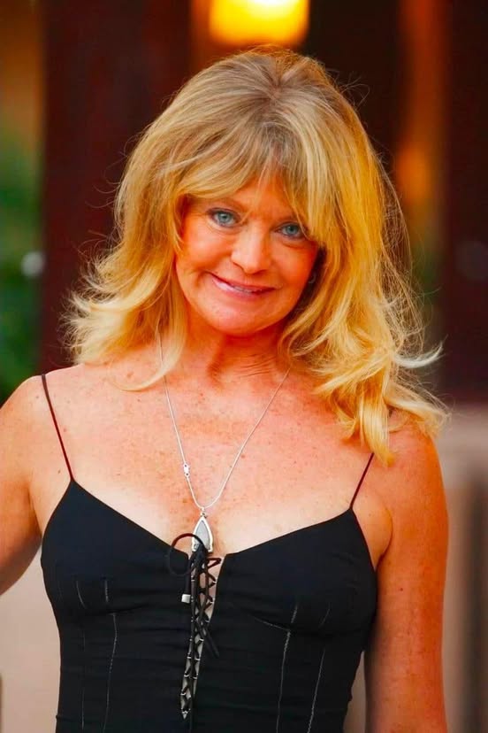 Goldie Hawn shows her natural look walking makeup-free in broad daylight
